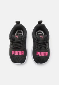 Zwarte sportieve schoenen met een bovenwerk van mesh, roze logo en witte zool. Heeft veters en een lus aan de hiel voor gemakkelijke instap.