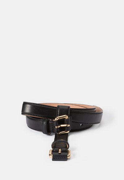 Zwarte leren riem met een gladde afwerking, voorzien van dubbele gouden gespen en stiksels; ontworpen met meerdere verstelgaten.