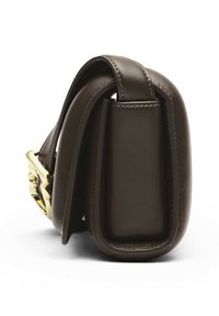 Borsa a mano in pelle marrone con forma strutturata, dotata di una chiusura in metallo dorato e dettagli di cucitura visibili lungo i bordi.