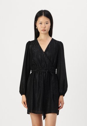 Robe noire portefeuille avec de longues manches bouffantes, taille cintrée et détail à nouer, présentant un tissu texturé avec un léger brillant.
