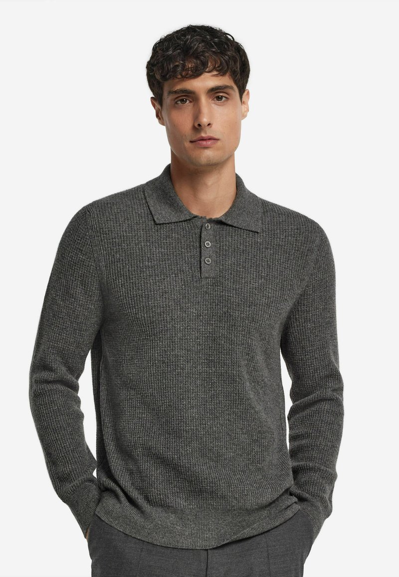 Grå ribbad tröja med långa ärmar, krage och knäppning med tre knappar. Tillverkad av strukturerat tyg med en åtsittande design.