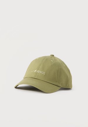 Olívovo zelená baseballová čiapka s zakriveným šiltom a bielym vyšívaným logom "ARKK" na prednej strane, zobrazená na jednoduchom svetlom pozadí.