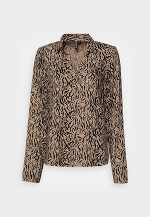 Langärmlige Bluse aus beigem Stoff mit einem schwarzen Tigerstreifenmuster, ausgestattet mit einem Kragen und einem V-Ausschnitt. Glatte Textur.