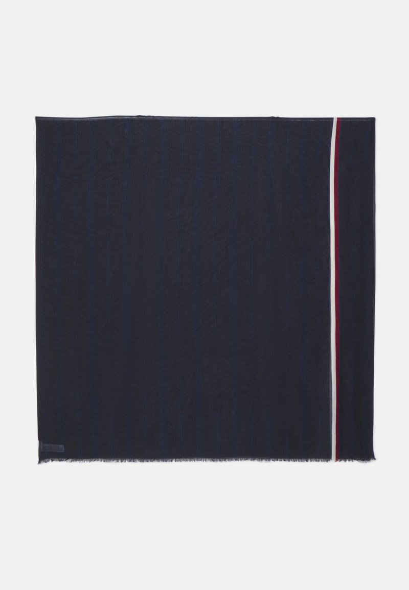 Mornarska ruta z teksturiranim zaključkom, ki na eni strani vsebuje navpično črto rdeče in bele barve. Robovi so frizirani.