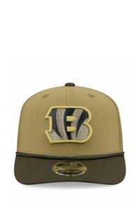 Khaki-Mütze mit einem dunkelgrünen Schirm, ausgestattet mit einem erhobenen, bestickten Logo in Beige und schwarzen Streifen. Mit einstellbarem Snapverschluss hinten.