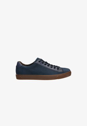 Sneaker in tela blu navy con punta arrotondata, suola in gomma marrone, lacci piatti e dettagli in pelle sulla linguetta e sul tallone. Design semplice.