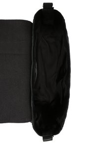 Prostokątna czarna torba na ramię z gładkim, płóciennym zewnętrzem. Posiada przestronne wnętrze z czarnej tkaniny oraz górne zamknięcie na zamek błyskawiczny.