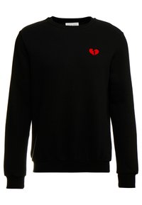 Czarny sweatshirt wykonany z miękkiego materiału, z małym czerwonym graficznym symbolem złamanego serca po lewej stronie klatki piersiowej, z ściągaczami przy rękawach i u dołu.