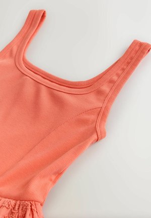 Koralowy prążkowany top na ramiączkach z okrągłym dekoltem i cienkimi ramiączkami. Charakteryzuje się gładką fakturą i marszczonym dołem, zapewniając dopasowany wygląd.