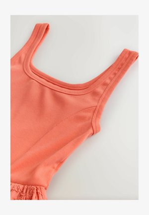 Koralliroosa soonikkoelise disainiga pluus avara kaelusega ja kitsaste rihmadega. Omaduseks on sile pind ja kokkupõimitud alumine serv, mis tagab vormitruu väljanägemise.