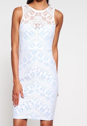 Robe blanche sans manches en dentelle avec des motifs floraux complexes superposés sur un tissu bleu clair, silhouette ajustée se terminant au-dessus du genou.