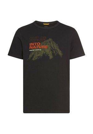 Zwarte katoenen t-shirt met een bergafbeelding en de tekst "OUT OF OFFICE" en "INTO NATURE" in rode en gele accenten. Korte mouwen.