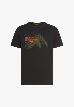Zwarte katoenen t-shirt met een bergafbeelding en de tekst "OUT OF OFFICE" en "INTO NATURE" in rode en gele accenten. Korte mouwen.