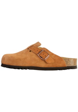 Zoccoli in suede marrone con plantare in sughero, cinturino regolabile con fibbia e suola in gomma testurizzata per una buona aderenza.