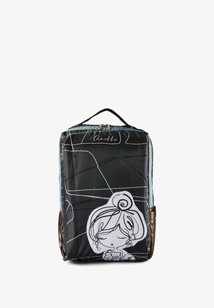 Schwarzer rechteckiger Rucksack mit einer einfachen Linienzeichnung eines Mädchens mit geschlossenen Augen und roten Lippen auf der Vorderseite, ausgestattet mit einem oberen Griff und Reißverschlussverschluss.