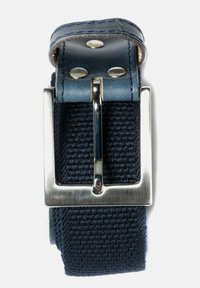 Ceinture tissée bleu marine avec une boucle en métal argentée de forme rectangulaire, un tissu texturé et des accents en cuir contrastants.