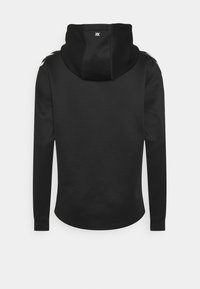 Sweatshirt à capuche noir avec des manches longues, un ourlet arrondi et un logo au dos, fabriqué en tissu doux et durable.