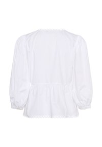 Bílá bavlněná blůza s peplum pasem, nabíranými rukávy a vlnitým zdobením podél výstřihu a lemu. Hladká textilie.