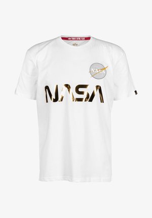 Bílý bavlněný tričko s velkým zlatým logem NASA a kulatou nášivkou NASA. Kulatý výstřih s štítkem "Odstranit před letem".