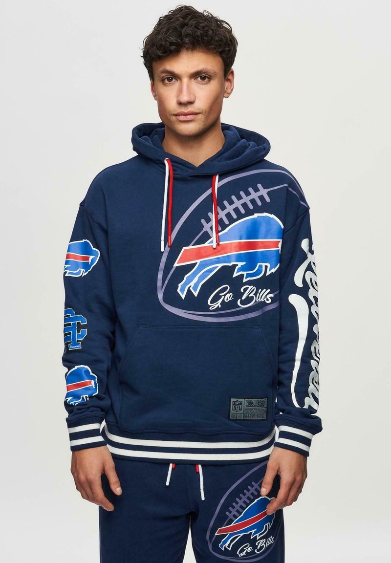 Marinblå hoodie med röda dragsnören och vita detaljer. Har stora lagetlogotyper och texten "Go Bills". Tillverkad av mjukt, strukturerat tyg.