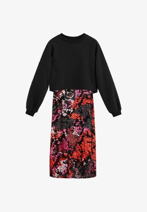 Schwarzes, langärmliges, bauchfreies Sweatshirt kombiniert mit einem knielangen Rock mit einem abstrakten Blumenmuster in Rot, Pink und Schwarz.