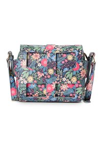 Borsa a tracolla floreale con uno sfondo scuro, caratterizzata da fiori e foglie colorati, design strutturato con dettagli ritagliati e tracolla regolabile.