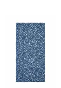Tessuto con un motivo blu che presenta diverse sfumature di blu e bianco in un design di tessuto testurizzato. Forma rettangolare, superficie liscia.