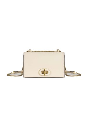 Sac en cuir crème porté en travers avec une chaîne en or, présentant une texture lisse et un détail de fermoir circulaire proéminent sur le devant.
