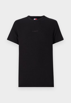 Camiseta negra de manga corta hecha de tela acanalada. Cuenta con un cuello redondo y un sutil logo bordado en la parte delantera.