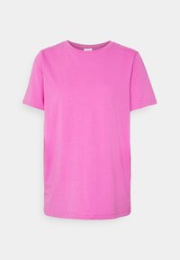 Růžové tričko s krátkým rukávem vyrobené z měkké bavlny, s kulatým výstřihem a hladkým, jednobarevným povrchem bez vzorů nebo akcentů.
