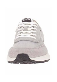 Scarpe da ginnastica grigie con un upper in mesh testurizzato e accenti in suede. Presentano lacci bianchi e un'etichetta logo nera sulla linguetta. Design leggero.