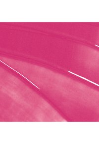 Liquide brillant rose vif étalé en stries lisses et courbes avec un subtil éclat et des reflets lumineux.