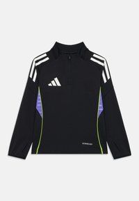 Zwarte sporttop met lange mouwen, witte Adidas-strepen op de schouders, halfskoot aan de voorkant, paarse zijpanelen, groene piping en Aeroready-branding.