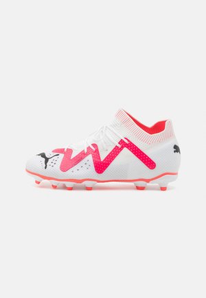 Weißer und pinker Fußballschuh mit gestricktem Knöchelkragen, Schnürverschluss, geformten Stollen und schwarzen Puma-Logos an Zehen und Ferse.