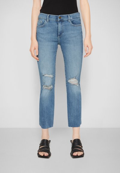 Calças de ganga de um azul claro com uma cintura alta, apresentando rasgos desgastados nos joelhos, um corte de perna reta e um design clássico de cinco bolsos.