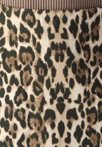 Tessuto con stampa leopardata caratterizzato da tonalità di beige, marrone e verde scuro, con una texture morbida e una vita a coste marrone lungo il bordo superiore.