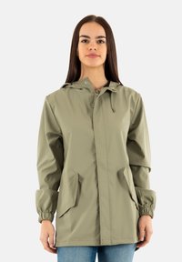 Chaqueta de lluvia verde oliva con capucha, puños elásticos, dos bolsillos laterales y cierre de botones en la parte delantera. Tejido liso y ligero.