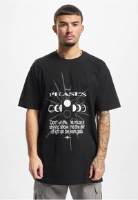 Upscale by Mister Tee ACCESSOIRES MOON PHASES - Trükipildiga T-särk - black