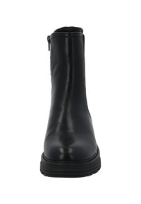 Botín de cuero negro con un acabado suave y una cremallera lateral. Presenta una suela de goma gruesa para tracción y durabilidad.
