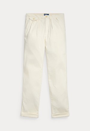 Crèmekleurige corduroy broek met plooien, zijzakken, een met een knoop gesloten flapzak en omslagen, plat weergegeven op een witte achtergrond.