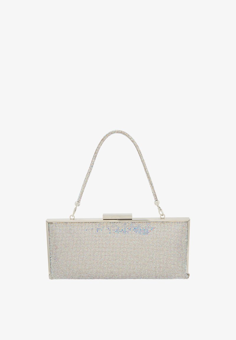 Bolso de mano de forma rectangular, cubierto de strass plateados, con una cadena como asa y un cierre de metal.