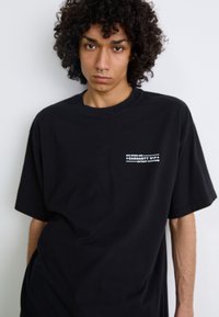 Carhartt WIP STAMP - Apdrukāts T-krekls - black/white