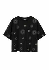 Svart kortärmad T-shirt med spiralmönster och cirkulära vita mönster. Tillverkad av mjuk bomull med en avslappnad, kortare passform och rundad halsringning.