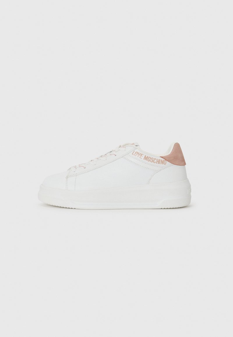 Valged sneakerid tekstureeritud nahaga, heleda roosa aktsentidega ja tõstetud tallaga. Taga ja paelte peal on "LOVE MOSCHINO" tekst.