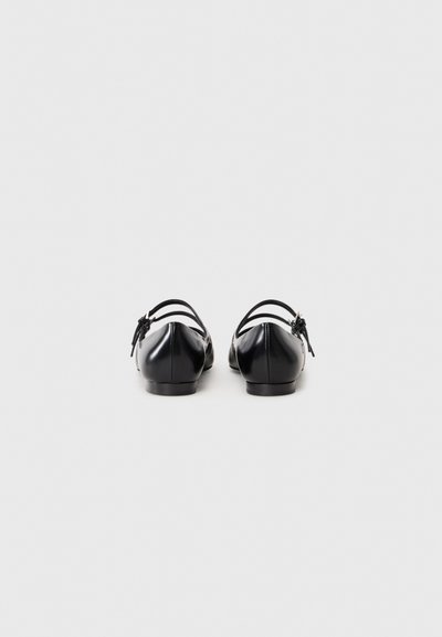 Mustad lakknahk ballerina toad jalaga terava varba, õhuke pahkluu rihm ja lipsudetail taga. Sile tekstuur ja minimalistlik disain.