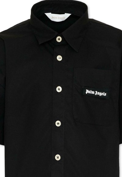 Zwart kortermig overhemd met witte knopen, een borstzak aan de linkerkant en een "Palm Angels" logo-patch op de zak.