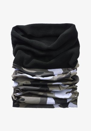 Fleece nákrčník s čiernou hornou časťou a dolným maskáčovým vzorom v odtieňoch zelenej, šedej a bielej. Mäkko štruktúrovaná tkanina.