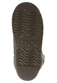 Suela de goma negra con un patrón de relieve ondulado; logo "mou" embellecido; la parte superior muestra un suave material textil gris.