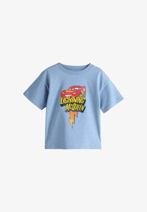 Lyseblå kortærmet børnet-shirt med en rød tegneseriebil og "Lightning McQueen" tekst over en gul lyn.