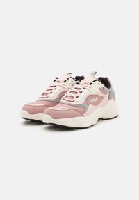 Baskets de sport rose et gris avec une tige texturée, semelle rembourrée et accents noirs. Comprend un logo et des détails de lacets contrastés.